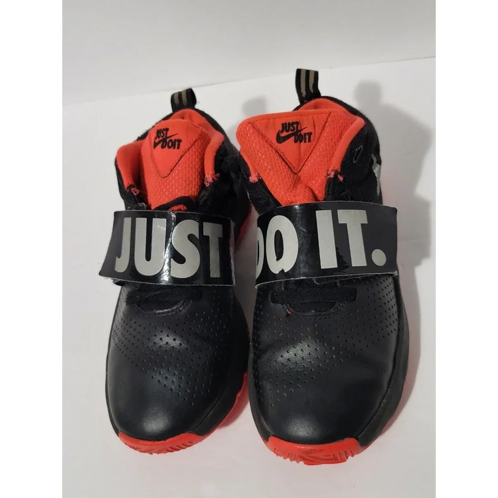 Nike Team Hustle D8 Youth Boys Just Do It Basketball Sneaker Size 4.5 AQ9977-001
